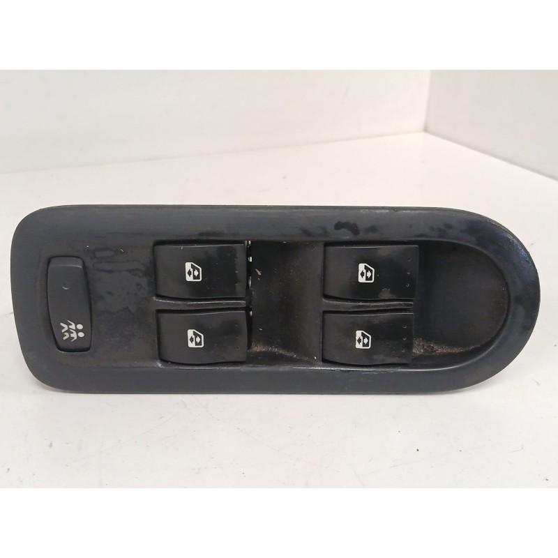 Recambio de mando elevalunas delantero izquierdo para renault megane ii berlina 5p confort authentique referencia OEM IAM 820031