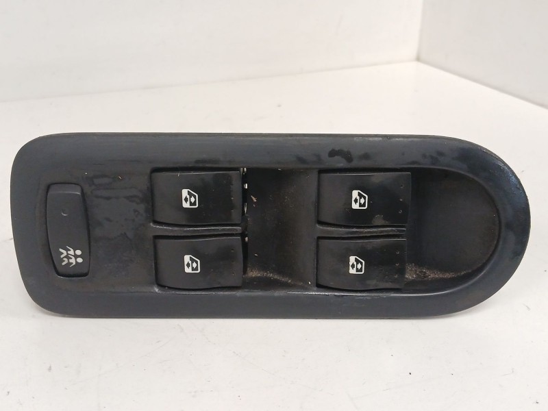Recambio de mando elevalunas delantero izquierdo para renault megane ii berlina 5p confort authentique referencia OEM IAM 820031
