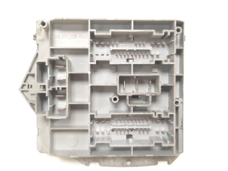 Recambio de caja reles / fusibles para alfa romeo 147 (190) 1.9 jtd distinctive referencia OEM IAM 0046802042  