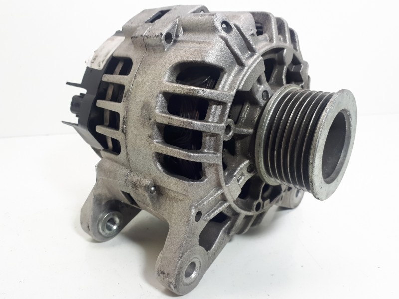Recambio de alternador para renault clio iii evolution referencia OEM IAM  TG9B042 LRA02881