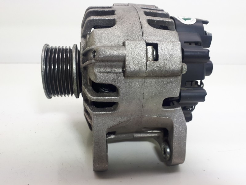 Recambio de alternador para renault clio iii evolution referencia OEM IAM  TG9B042 LRA02881