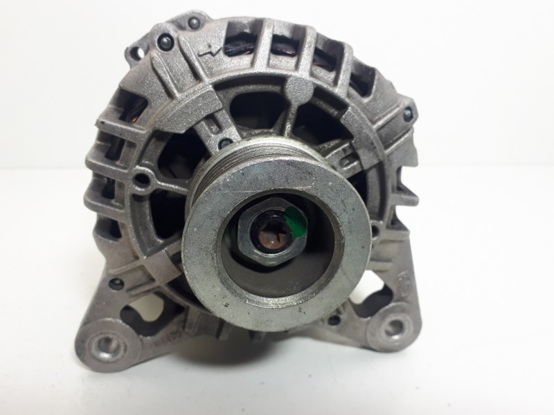Recambio de alternador para renault clio iii evolution referencia OEM IAM  TG9B042 LRA02881